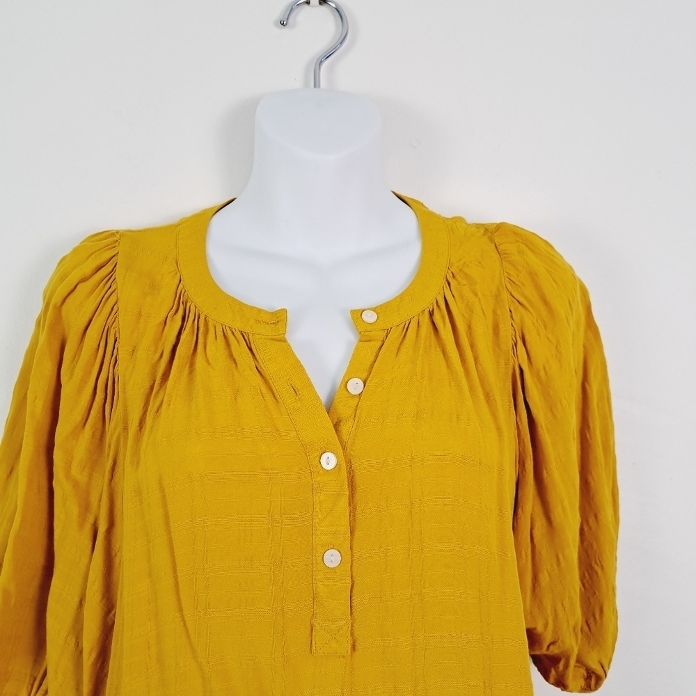 Universal Thread Comet Gold 100% Rayon Basic Flowy Blouse - Picture 3 of 9